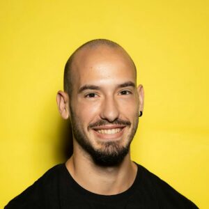 Bruno Peixoto, formador del EGG-WORKSHOP: Design Systems, Supercharged, sobre un fondo amarillo.